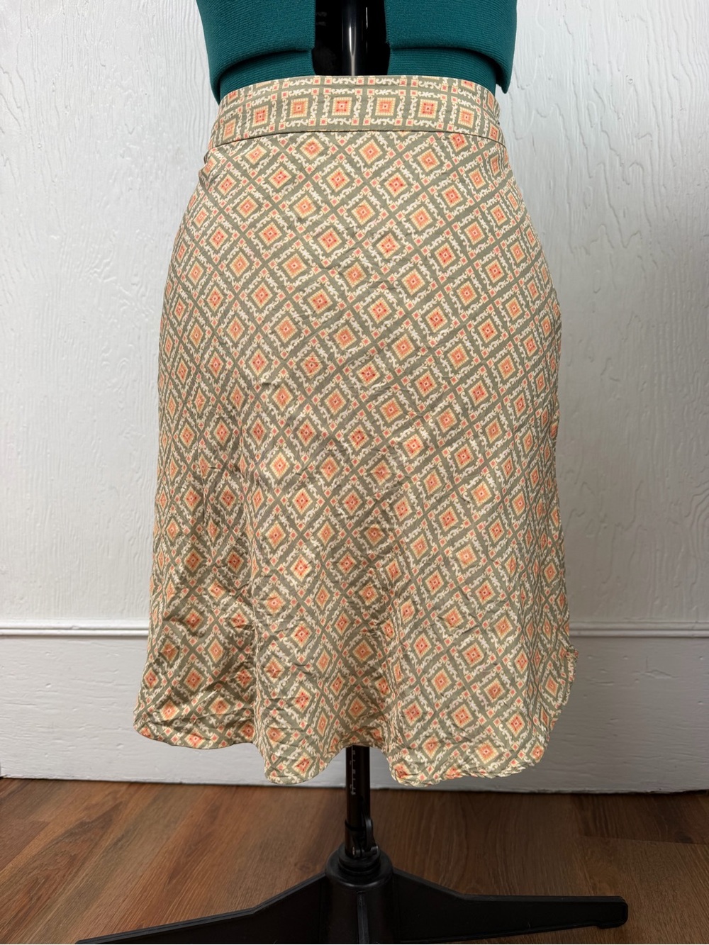 100% Silk Valerie Stevens Size 4P A-Line Skirt in Cream and Peach Geometric
